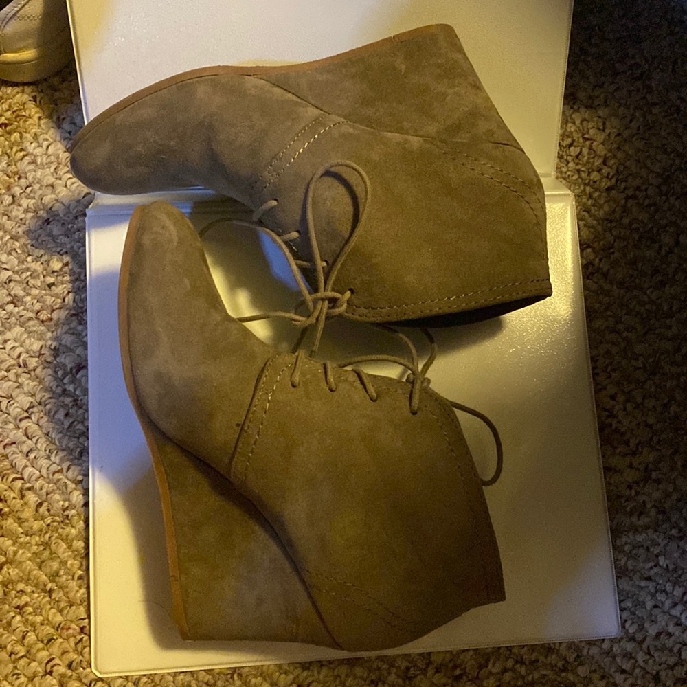 Never worn light brown wedges